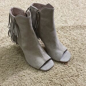 Vince Camuto Amenala light gray taupe fringe peep toe ankle boots heels size 5